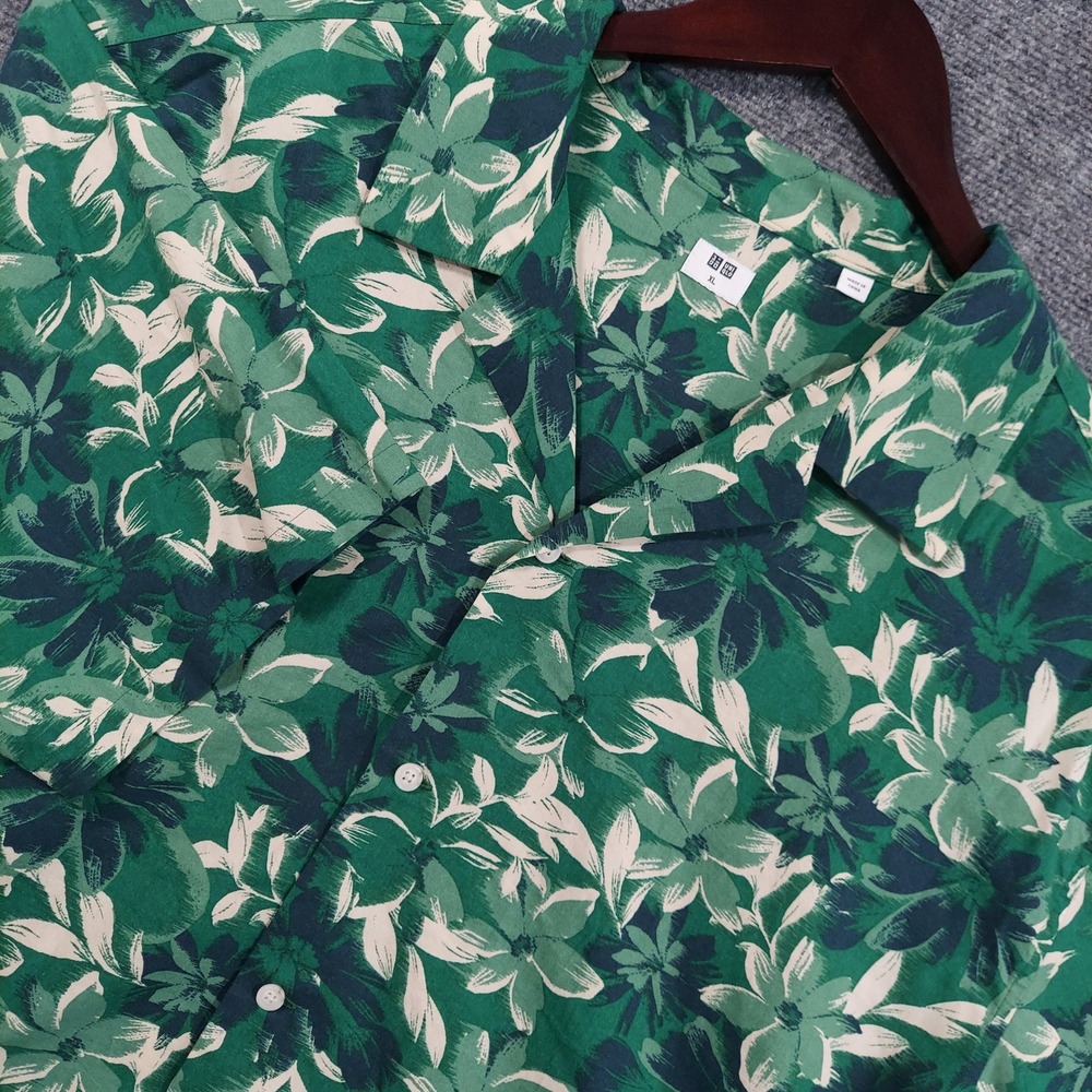 Uniqlo Shirt Mens XL Green Floral Short Sleeve Button Up Hawaiian Tropical Modal